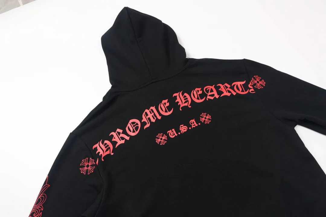 M26—P210 -Chrome Hearts/Chrome Hearts printed sweatshirt cardigan jacket -420 grams of high-density, high-quality wool, soft, delicate and skin-friendly, soft and silky to the touch, warm and skin-friendly -The hardware zipper accessories are all customized and full of details -Colour: black white -Size: S M L XL